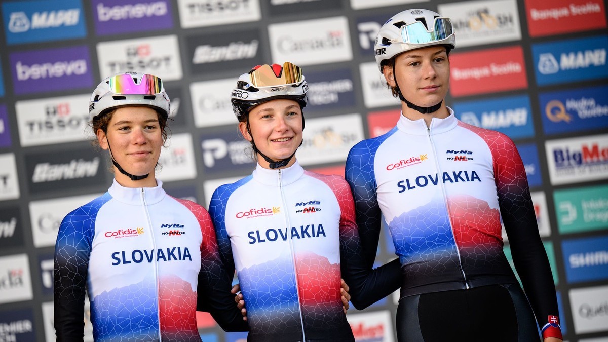 Slovenské cyklistky, zľava Nina Andacká, Viktória Chladoňová a Sofia Ungerová na MS 2026.