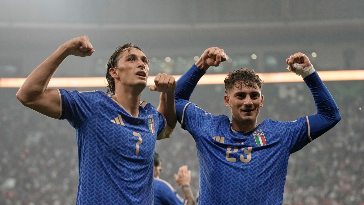 Na snímke futbalisti Talianska Pio Esposito (vľavo) a Sebastiano Esposito.