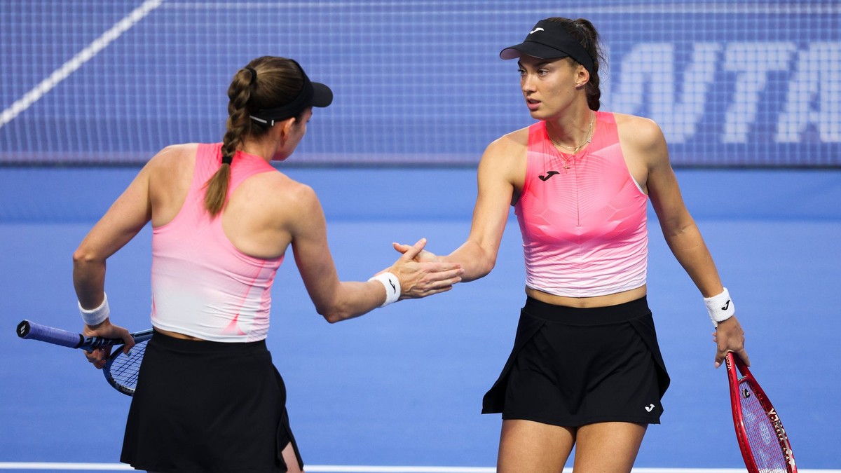 Slovenská tenistka Tereza Mihalíková (vpravo) a Olivia Nichollsová.