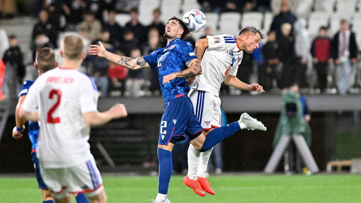 Vľavo Ivan Mesík (Slovensko) a Aki Samuelsen (Faerské ostrovy) 