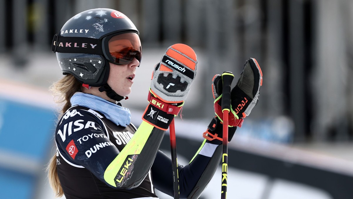 Americká lyžiarka Mikaela Shiffrinová reaguje v cieli 2. kola obrovského slalomu