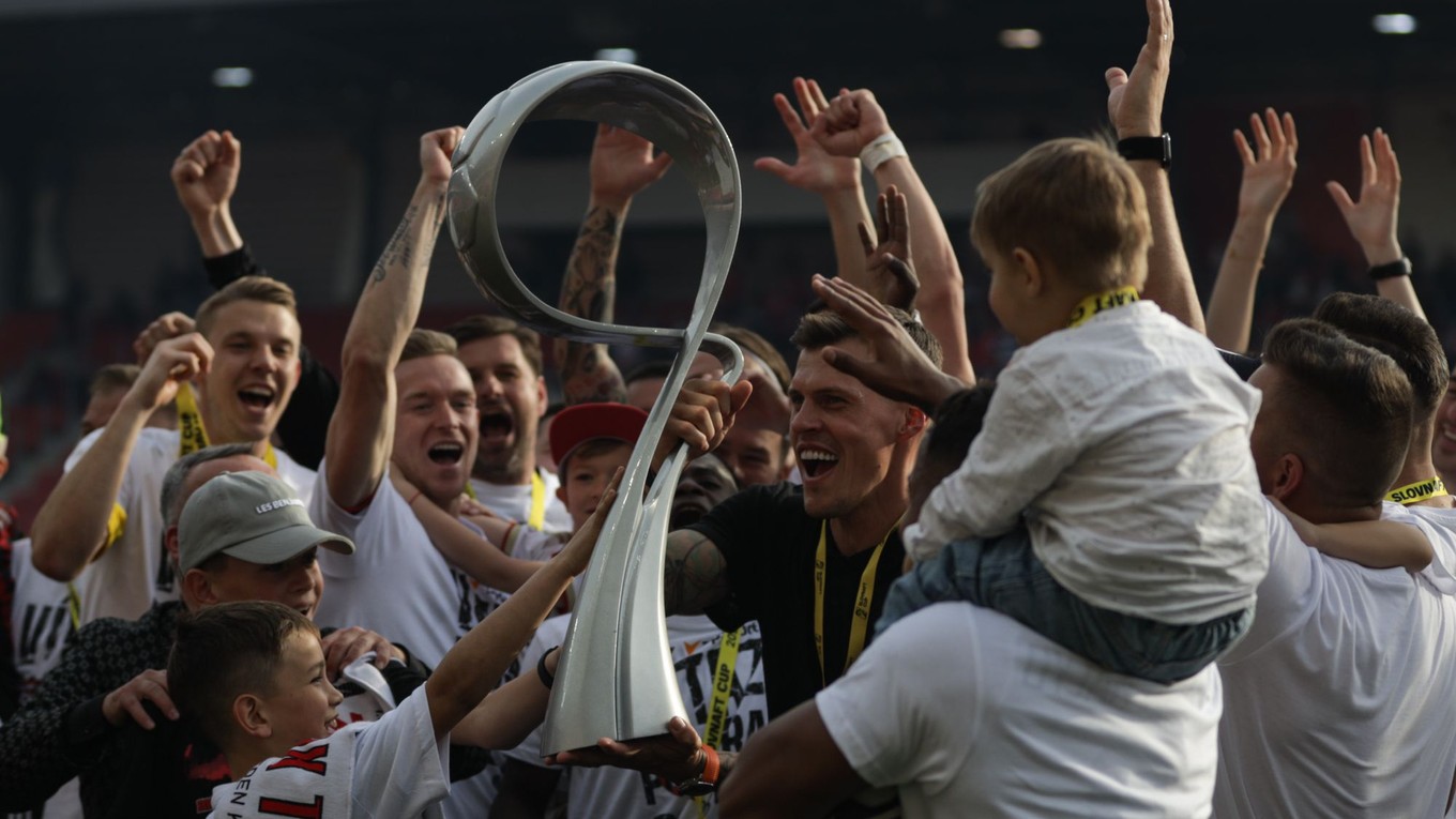 Futbalisti FC Spartak Trnava a Martin Škrtel sa tešia z triumfu v Slovnaft Cupe.
