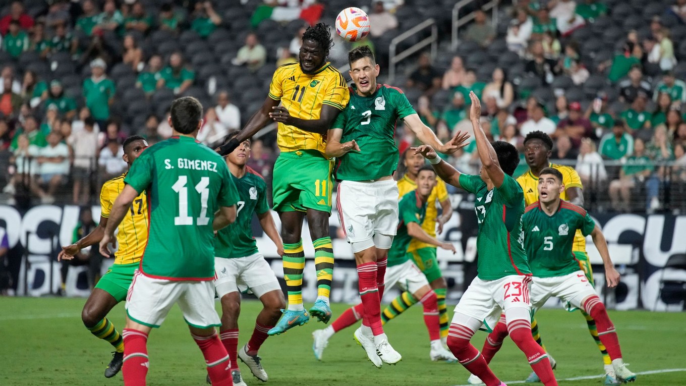 Hráči Mexika a Jamajky v zápase CONCACAF Gold Cupu.