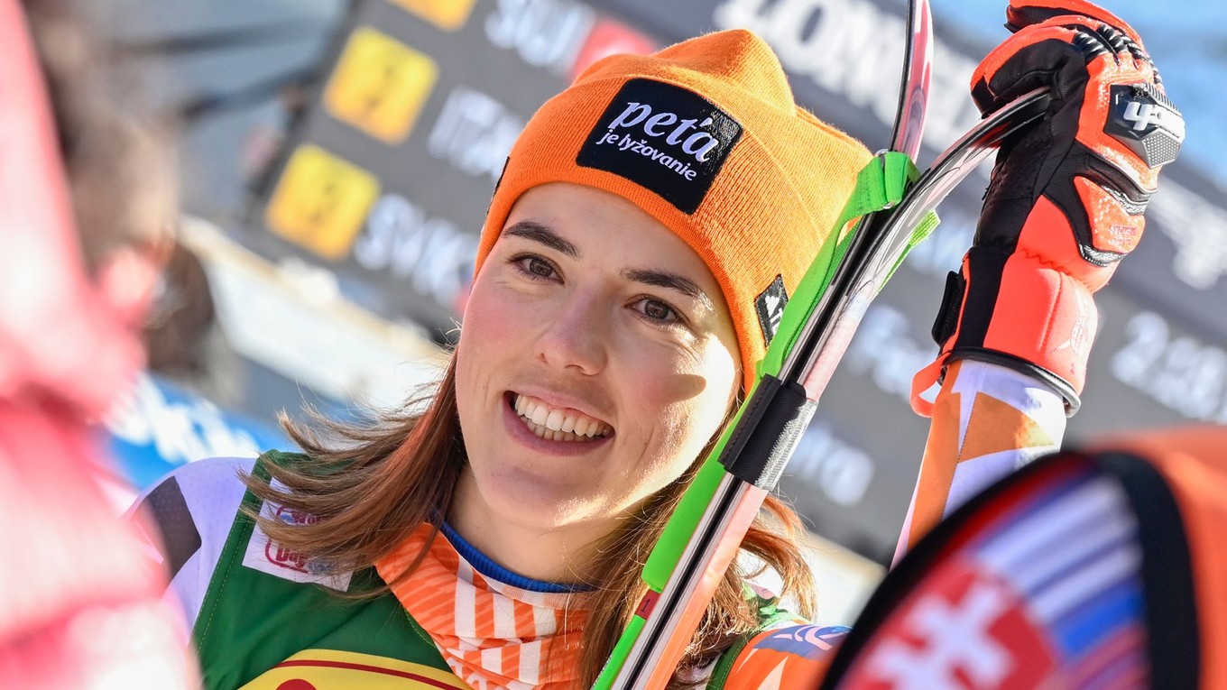 Petra Vlhová sa usmieva v cieli z tretieho miesta v obrovskom slalome Svetového pohára v rakúskom Söldene.
