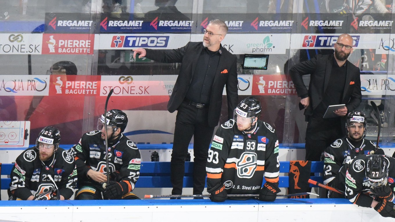 Uprostred tréner Košíc Dan Ceman vo finále play off hokejovej Tipos extraligy medzi HC Košice – HK Nitra.