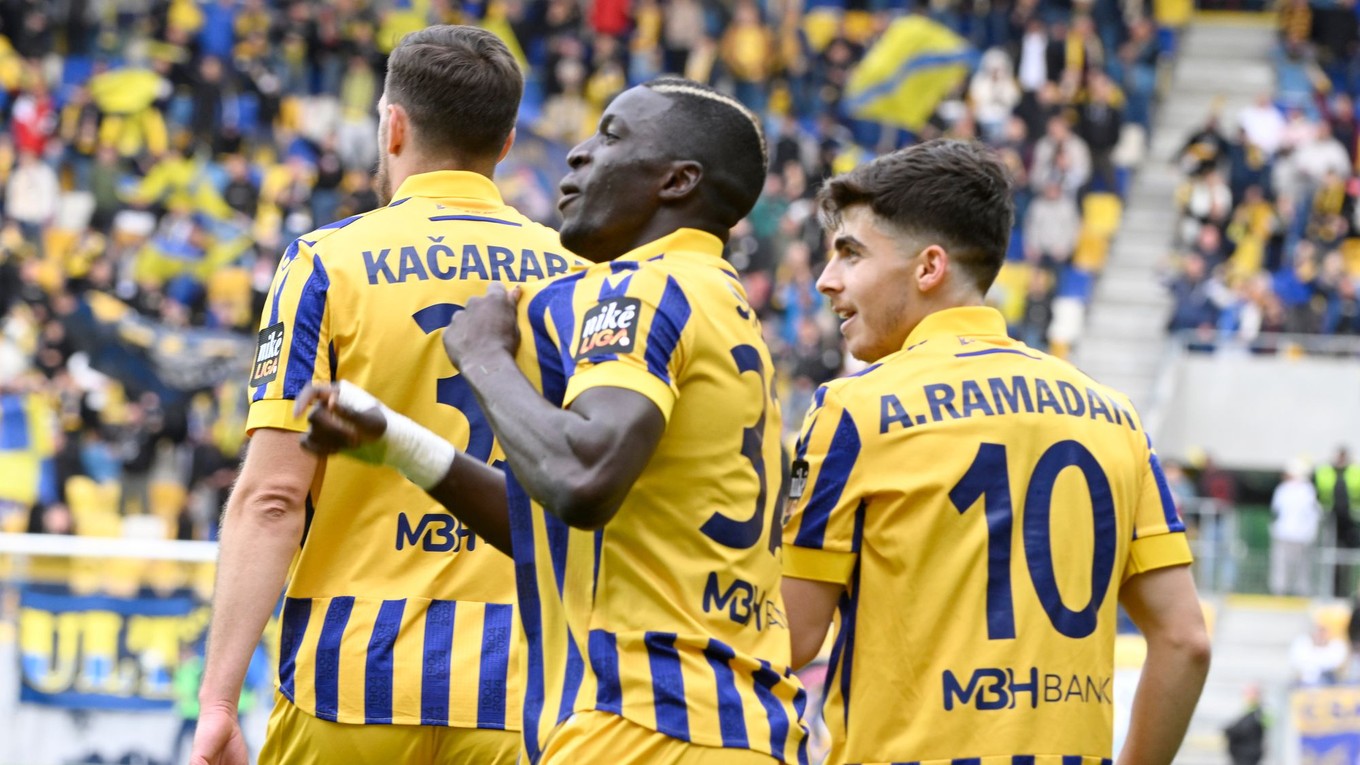 Futbalisti Dunajskej Stredy sa tešia z gólu.