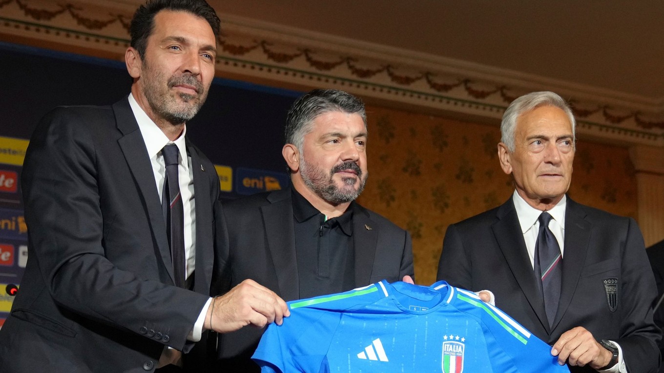 Gennaro Gattuso (v strede) pózuje s talianskym dresom