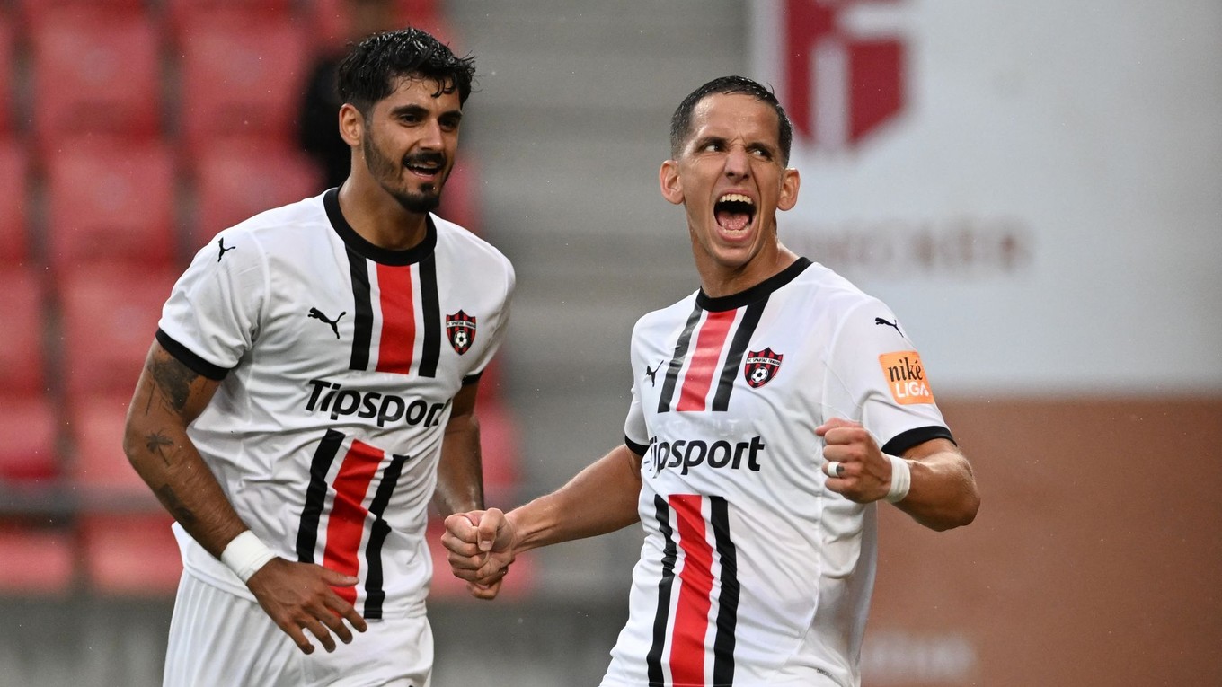 Radosť hráčov Trnavy po strelení gólu, zľava Roko Jureškin a Jakub Paur počas 1. kola Niké ligy medzi FC Spartak Trnava a MFK Ružomberok