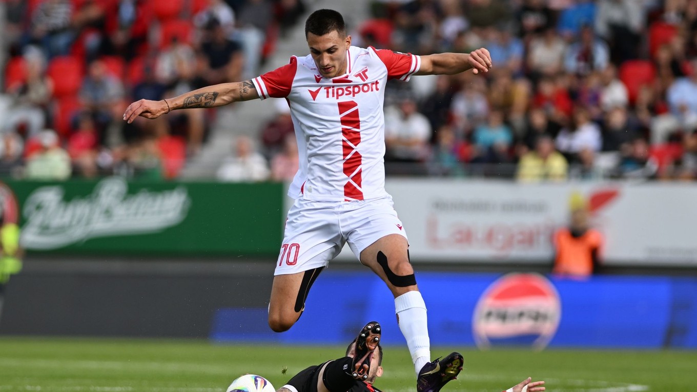 Franko Sabljič a Kristián Koštrna (na zemi) počas zápasu AS Trenčín - Spartak Trnava. 