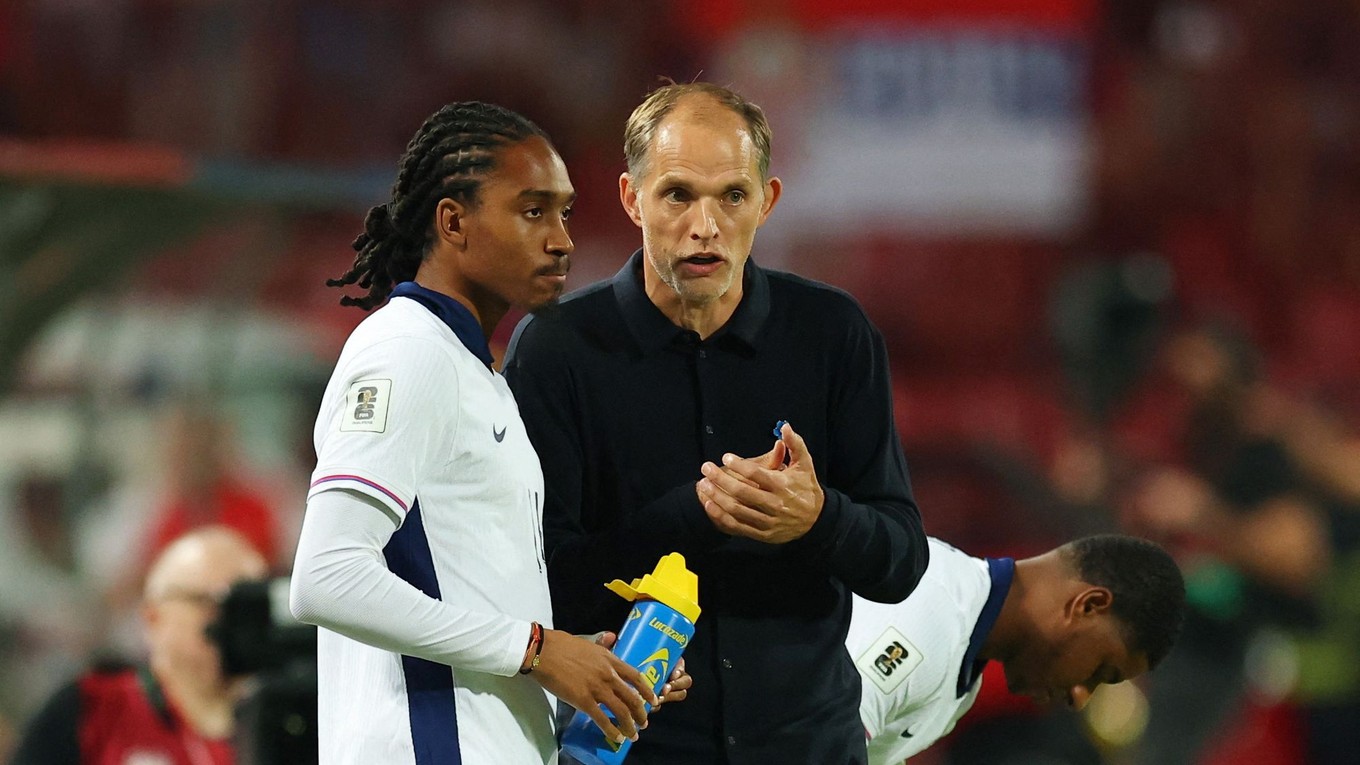 Thomas Tuchel dáva pokyny Djedovi Spenceovi v zápase Srbsko - Anglicko.