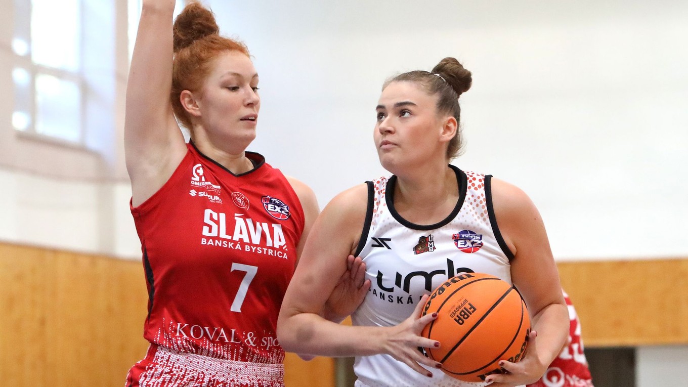 Zľava Lucia Žilinská (Slávia ŠKP) a Erika Holíková (ŠK UMB)