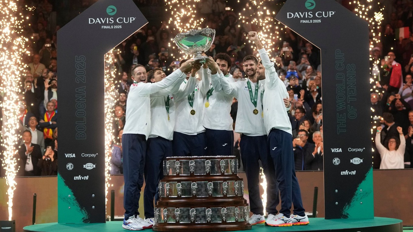 Talianski tenisti oslavuje zisk Davisovho pohára