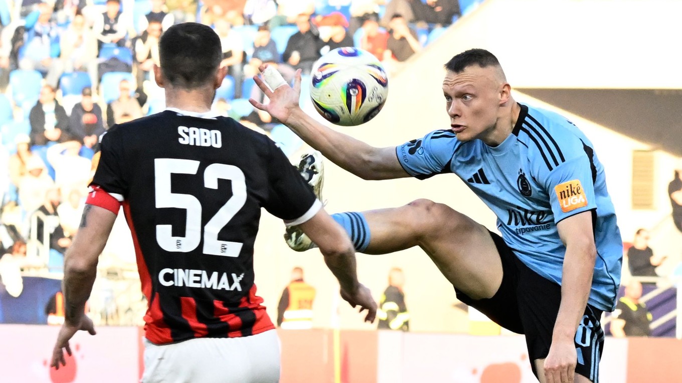 Vpravo Nino Marcelli (Slovan) a vľavo Erik Sabo (Trnava) v 5. kole nadstavbovej časti Niké ligy skupiny o titul ŠK Slovan Bratislava - FC Spartak Trnava.