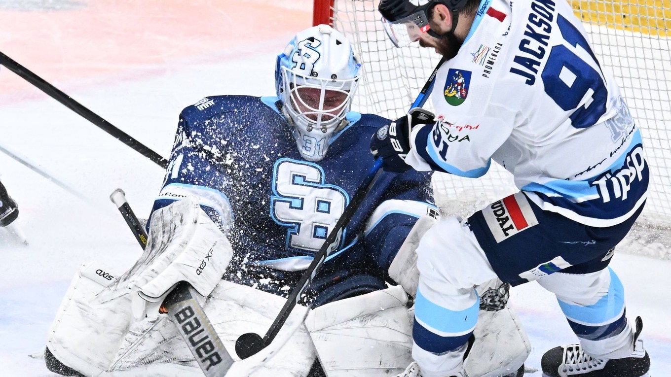 Henri Kiviaho (Slovan) a Robby Jackson (Nitra)