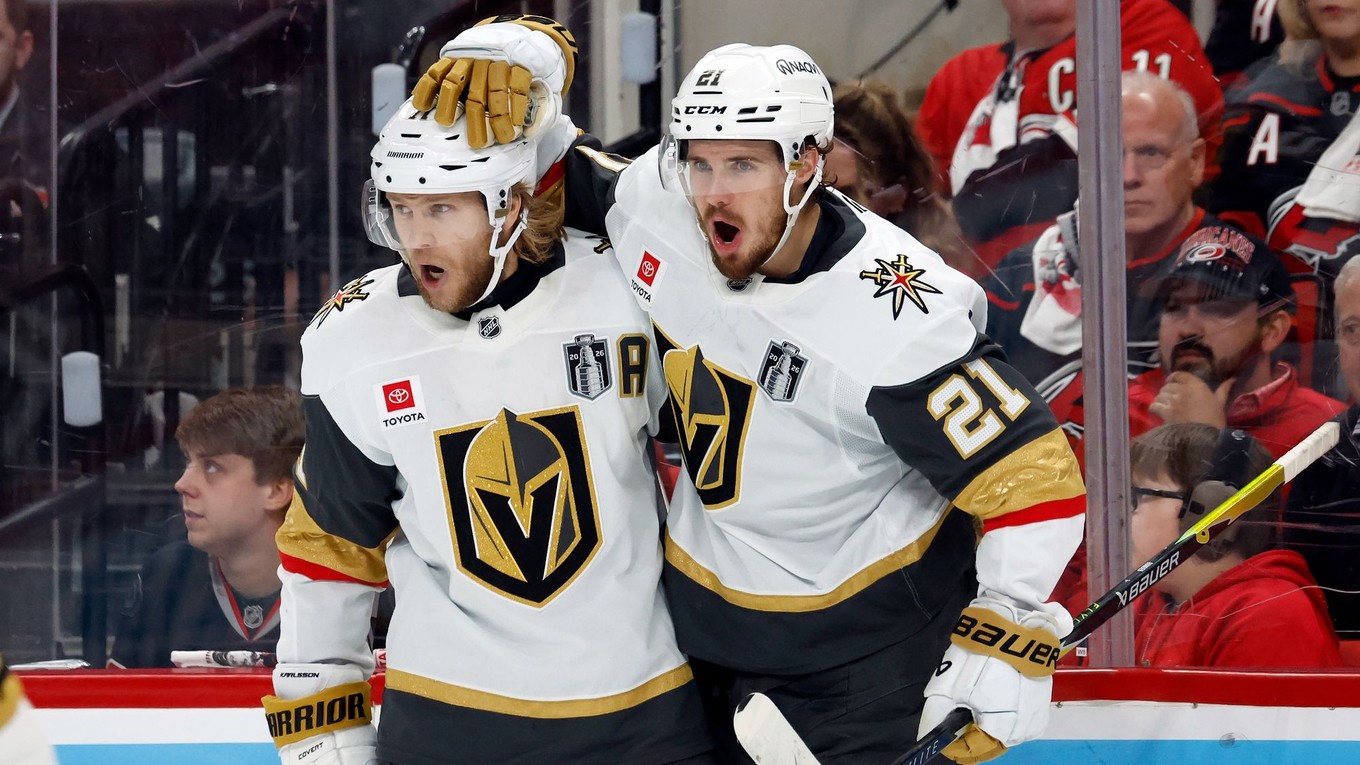 William Karlsson a Brett Howden oslavujú gól