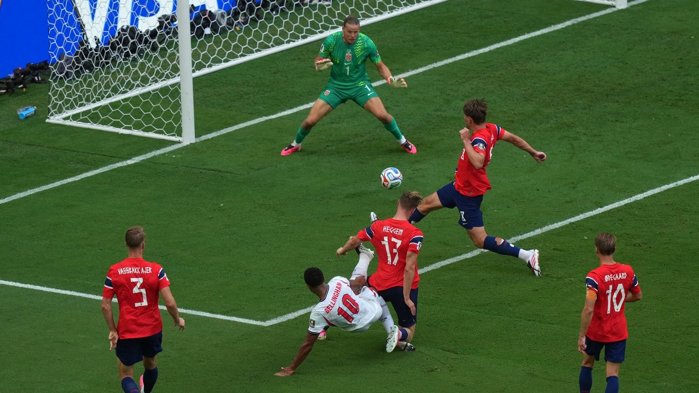 Jude Bellingham (10) strieľa gól na 1:1 proti Nórsku na MS 2026.