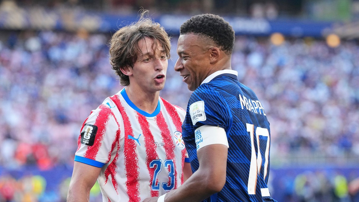 Paraguajčan Matias Galarza a Francúz Kylian Mbappé v zápase osemfinále MS 2026 vo futbale.  