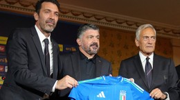 Gennaro Gattuso (v strede) pózuje s talianskym dresom