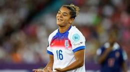 Jess Carterová v drese Anglicka.