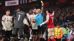 Gabriel Martinelli dostáva žltú kartu. 