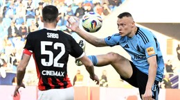 Vpravo Nino Marcelli (Slovan) a vľavo Erik Sabo (Trnava) v 5. kole nadstavbovej časti Niké ligy skupiny o titul ŠK Slovan Bratislava - FC Spartak Trnava.