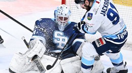 Henri Kiviaho (Slovan) a Robby Jackson (Nitra)