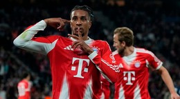 Hráč Bayernu Michael Olise (vľavo)