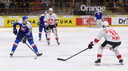 Na snímke zľava Marek Hrivík (Slovensko) a David Aebischer (Švajčiarsko) v prípravnom zápase.