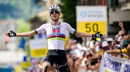 Tadej Pogačar triumfoval v úvodnej etape Okolo Švajčiarska 2026.