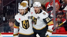 William Karlsson a Brett Howden oslavujú gól