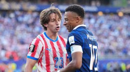 Paraguajčan Matias Galarza a Francúz Kylian Mbappé v zápase osemfinále MS 2026 vo futbale.
