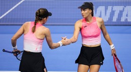 Slovenská tenistka Tereza Mihalíková (vpravo) a Olivia Nichollsová.