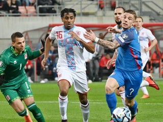 Tomáš Suslov (vpravo) v zápase Slovensko - Luxembursko v kvalifikácii EURO 2024.