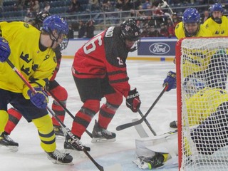 Momentka zo zápasu Švédsko - Kanada zo semifinále MS v hokeji do 18 rokov.