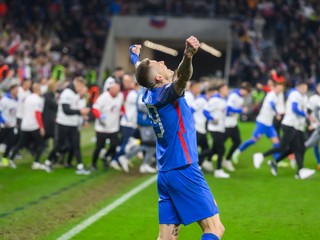 Slovenskí futbalisti oslavujú postup na EURO 2024.