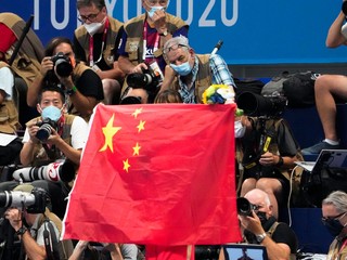 Čínska vlajka na olympijských hrách v Tokiu. 