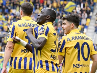 Futbalisti Dunajskej Stredy sa tešia z gólu.