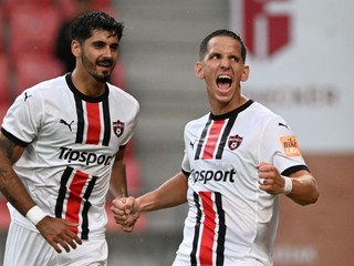 Radosť hráčov Trnavy po strelení gólu, zľava Roko Jureškin a Jakub Paur počas 1. kola Niké ligy medzi FC Spartak Trnava a MFK Ružomberok