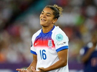 Jess Carterová v drese Anglicka.