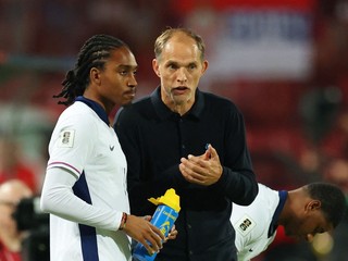 Thomas Tuchel dáva pokyny Djedovi Spenceovi v zápase Srbsko - Anglicko.