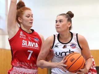 Zľava Lucia Žilinská (Slávia ŠKP) a Erika Holíková (ŠK UMB)