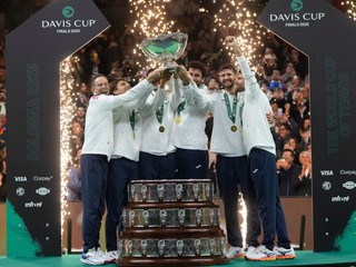 Talianski tenisti oslavuje zisk Davisovho pohára