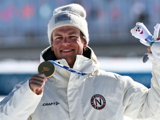 Nórsky bežec na lyžiach Johannes Hösflot Kläbo s ôsmou zlatou medailou zo ZOH. 