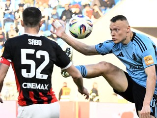 Vpravo Nino Marcelli (Slovan) a vľavo Erik Sabo (Trnava) v 5. kole nadstavbovej časti Niké ligy skupiny o titul ŠK Slovan Bratislava - FC Spartak Trnava.