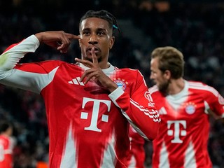 Hráč Bayernu Michael Olise (vľavo)