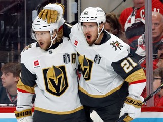 William Karlsson a Brett Howden oslavujú gól