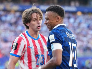 Paraguajčan Matias Galarza a Francúz Kylian Mbappé v zápase osemfinále MS 2026 vo futbale.