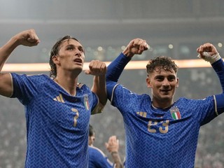 Na snímke futbalisti Talianska Pio Esposito (vľavo) a Sebastiano Esposito.