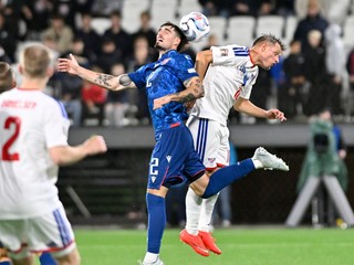 Vľavo Ivan Mesík (Slovensko) a Aki Samuelsen (Faerské ostrovy)