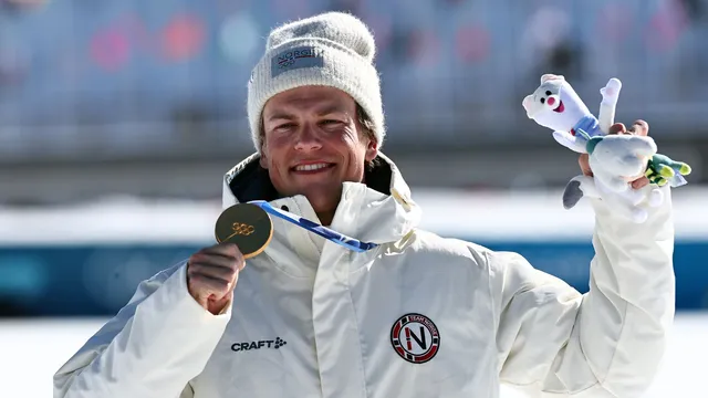 Nórsky bežec na lyžiach Johannes Hösflot Kläbo s ôsmou zlatou medailou zo ZOH. 